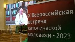 러시아 상트페테르부르크에서 열린 제10차 가톨릭 청년 전국대회 참가자들과 화상으로 대화를 나누는 프란치스코 교황