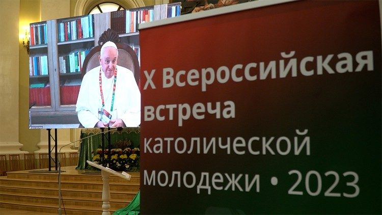Der Papst während der Videokonferenz mit den Teilnehmern des 10. Nationalen Treffens junger Katholiken in St. Petersburg, Russland.