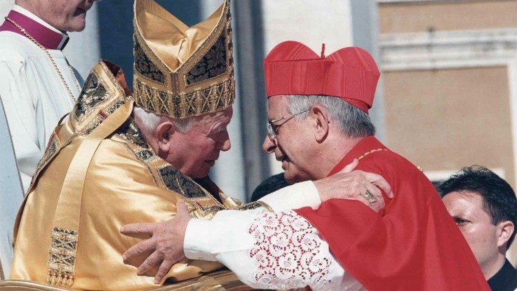 Папа Ян Павел ІІ і кардынал Жэралду Мажэла Ангелу 
