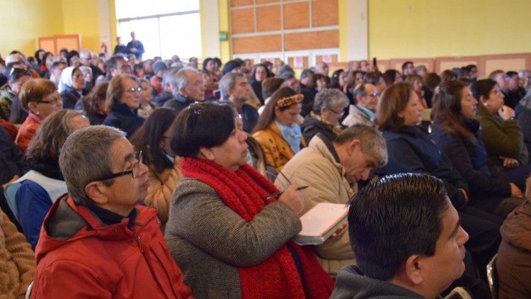 Cerca de 250 personas participaron en la actividad, que comenzó con un momento de oración a cargo de jóvenes de la Vicaría Pastoral de Juventud (VPJ) de la Arquidiócesis de Concepción. (Foto del Arzobispado de Concepción)