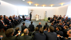 Papež Frančišek se je v Lizboni 5. avgusta 2023 srečal s portugalskimi jezuiti.