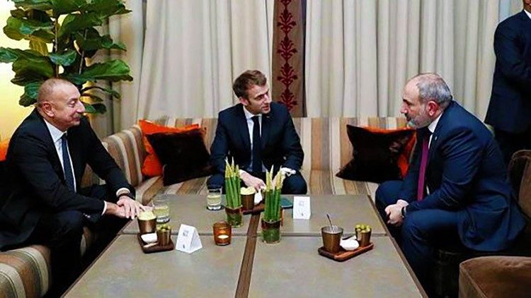 2023.08.29 Il Presidente Macron con Aliyev e Pashinyan