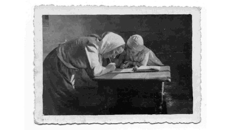 Wiktoria Ulma com a filha mais velha, Stasia, enquanto faz o dever de casa (foto Józef Ulma, muzeumulmow.pl)