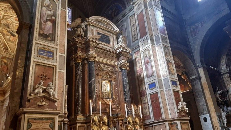L'altare della basilica di Sant'Agostino, a Roma. In alto a sinistra è raffigurato il grande padre della Chiesa  