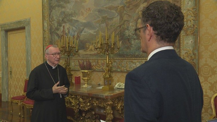 Kardynał Pietro Parolin w rozmowie z Massimiliano Menichettim