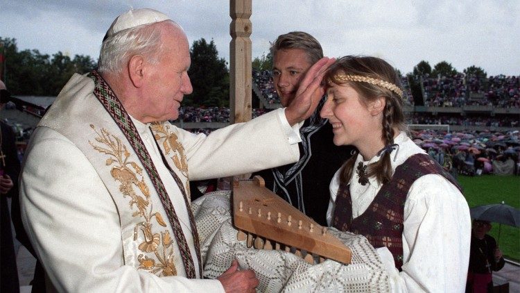 Šv. Jonas Paulius II susitikime su jaunimu Dariaus ir Girėno stadione 1993 m. rugsėjo 6 d.