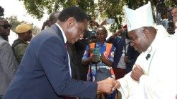 Mgr Evans Chinyama Chiyemba, OMI, évêque de Mongu, recevant les salutations du président zambien Hakainde Hichilema