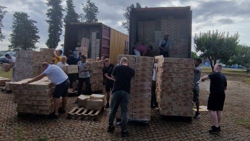 O descarregamento de ajuda humanitária para a Ucrânia
