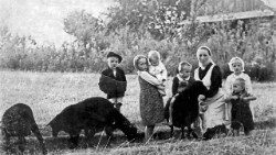  Wiktoria Ulma z dziećmi. Od lewej: Władzio, Stasia (którą trzyma na rękach Marysia), Franuś, Basia i Antoś (jesień 1943) 