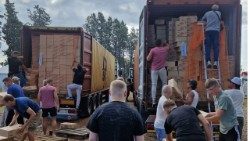 Humanitárius segélyeket szállító kamionok előkészítése, amelyek Ukrajnába indulnak a Vatikánból