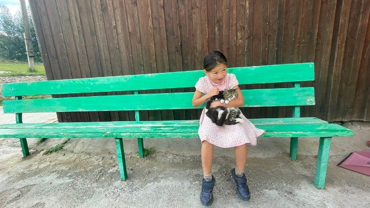 Una bambina con un gattino