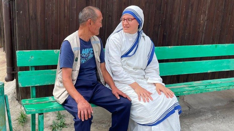 Сестра-монахиня с одним из пожилых людей, о которых заботятся Миссионерки милосердия