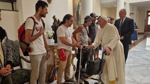 Папа встретился с молодыми бездомными, помогавшими Украине