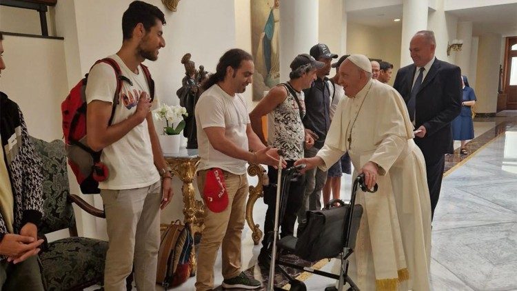 Papež zdraví bezdomovce z charitního domova  v Domě sv. Marty
