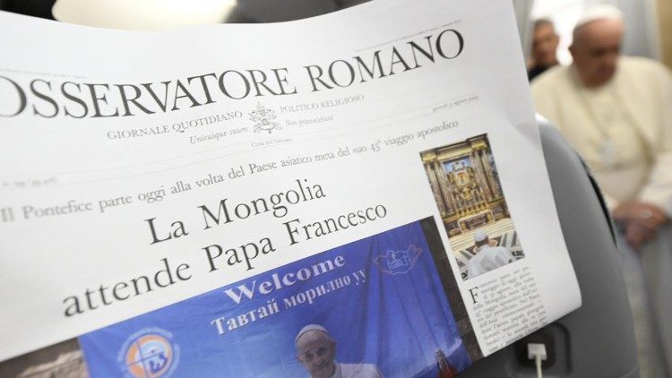 Novinářský doprovod obdržel výtisk vatikánského deníku