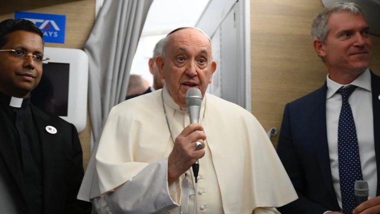 Papež hovoří k novinářům, kteří ho provázejí na cestě do Mongolska