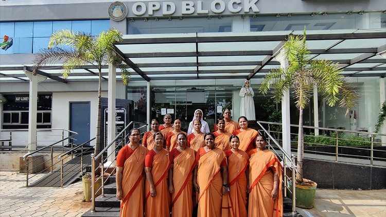 Las hermanas de la Sociedad de Jesús, María y José en el St Joseph's General Hospital, Guntur (India), delante del ambulatorio que lleva el nombre de la hermana Mary Glowrey (cortesía del St. Joseph's General Hospital, Guntur).