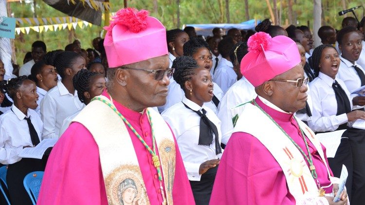 Atasimikwa na Kardinali Rugambwa, Askofu Kilaini na Rweyongeza
