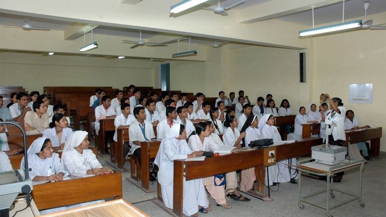 Estudiantes de cuarto año en el laboratorio de anatomía, St John's National Academy of Health Science, Bengaluru (cortesía de los Archivos Digitales de la St John's National Academy of Health Science).
