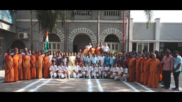 Los empleados, la "columna vertebral" del Hospital St Joseph, en la celebración del Día de la Independencia el 15 de agosto de 2023 (cortesía del Hospital General St Joseph, Guntur).