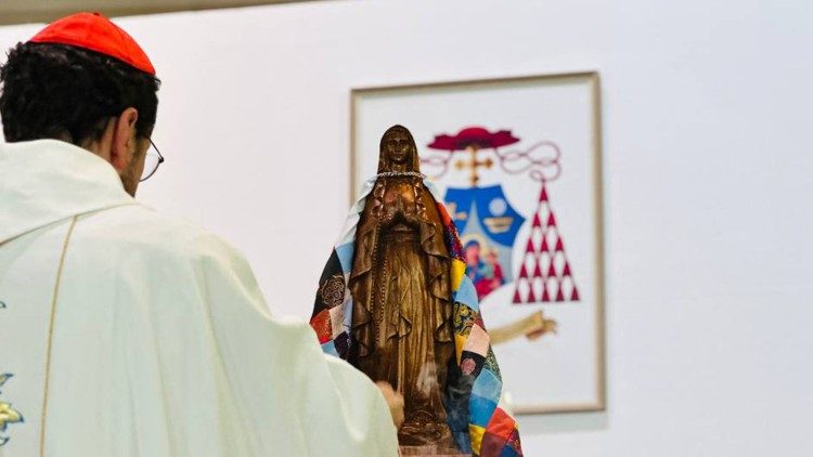 Kardinolas G. Marengo laimina Mongolijoje surastą Švč. M. Marijos statulą 
