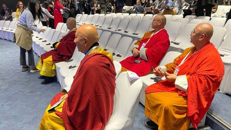 La delegación budista en el encuentro ecuménico e interreligioso en el Teatro Hun