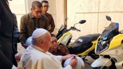 La delegazione indonesiana "Asean Business Summit" dona due scooter elettrici al Papa