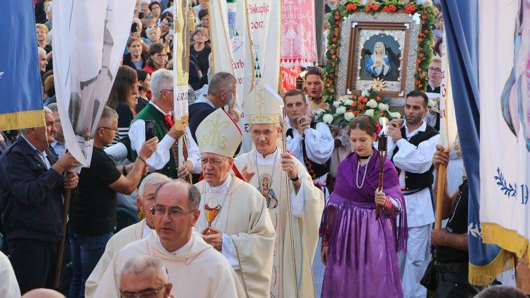 Nadbiskup Dražen Kutleša i biskup Antun Škvorčević na Gospu od Suza u Pleternici (Foto: Požeška biskupija)
