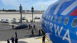 Papst Franziskus ist wieder in Rom: Der ITA-Airways-Flieger auf dem Flughafen Fiumicino