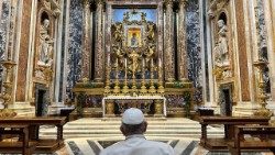 Papa Francisc în rugăciune de mulțumire în fața icoanei "Salus Populi Romani", la bazilica Santa Maria Maggiore