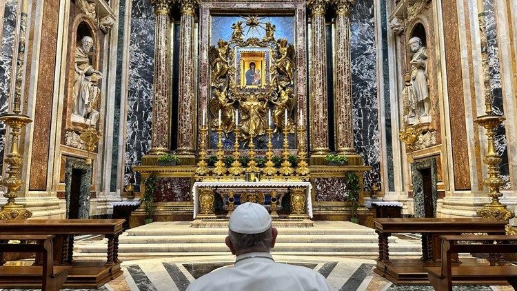 האפיפיור מתפלל מול איקונת מרים המבורכת עם חזרתו לרומא