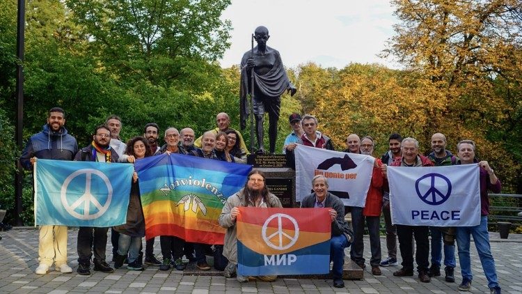 Kijv, Ucraina: la carovana di Stop The War Now, nel settembre 2022, sotto la statua di Gandhi. Don Sacco è il settimo da sinistra