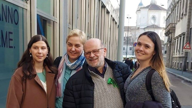 Don Renato Sacco a Milano con tre esponenti dei movimenti per la pace: Kateryna (Ucraina), Darya (Russia) e Olga (Belarus)