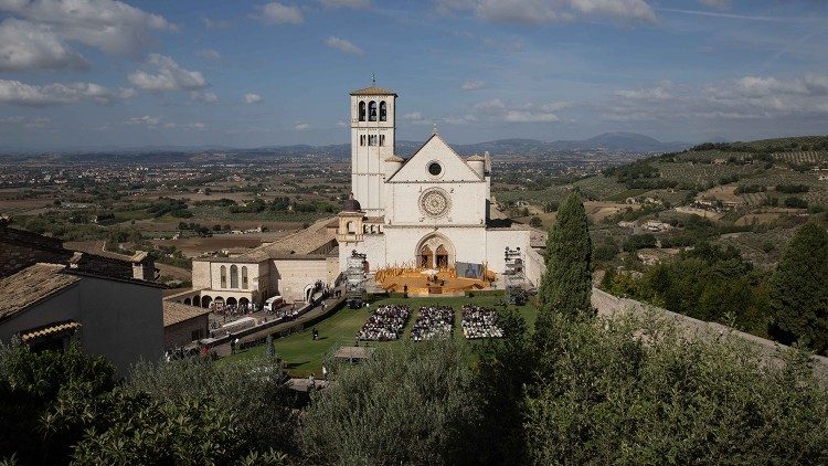 Il Cortile di Francesco nel magnifico scenario di Assisi