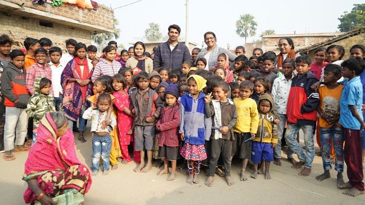 Los niños de la aldea con sor M. Prasanthi, Abhishek Kumar y sor Rosalyn, en el centro
