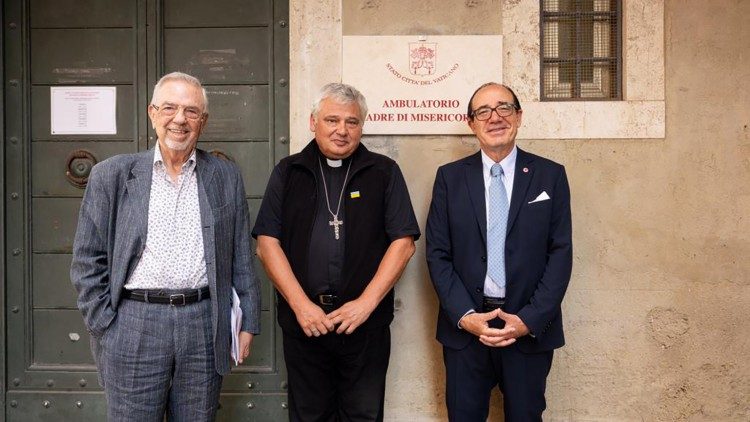 O cardeal Krajewski acompanhado pelo professor Gianni Profita, diretor da universidade UniCamillus, e pelo dr. Nicolò Vinciguerra, da clínica "Madonna della Fiducia"