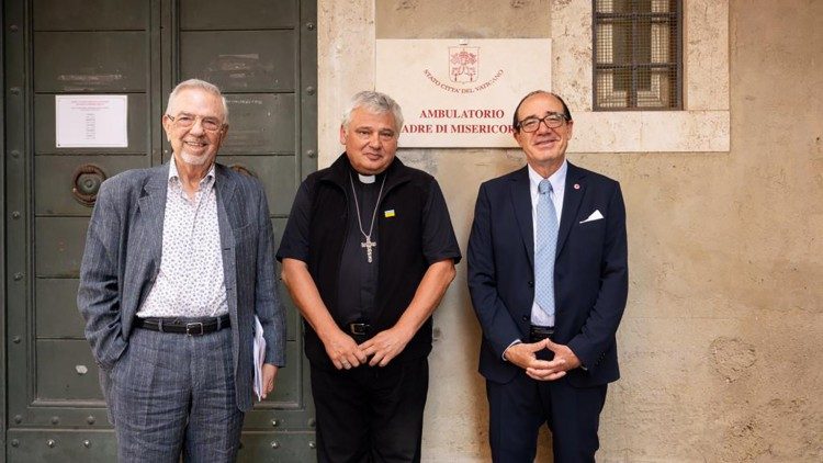 Nicolò Vinciguerr,a Gianni Profita in kard. Konrad Krajewski pred ambulanto »Mati usmiljenja v Vatikanu