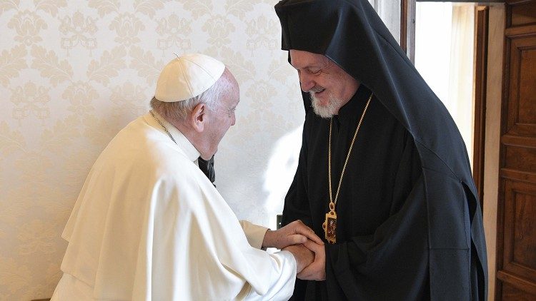 Der emeritierte orthodoxe Metropolit von Chalcedon, Emmanuel Adamakis mit Papst Franziskus
