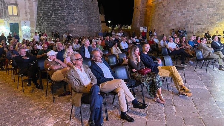 Il pubblico nello scenario di Largo Alfonsina, nel cuore di Otranto