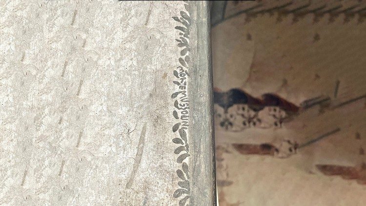 Eine Ansicht des Freskofrieses mit der Inschrift