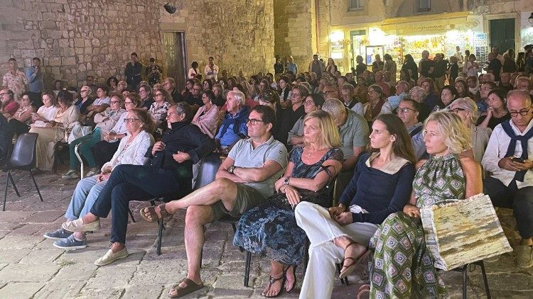 Il pubblico a Largo Porta Alfonsina per la seconda serata del Festival