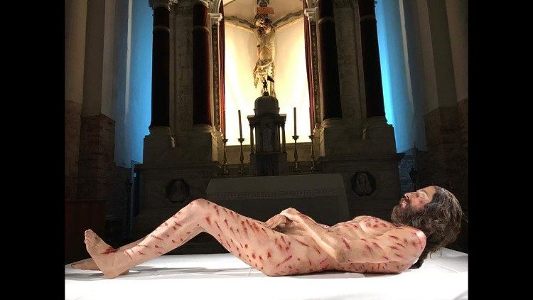 The Mystery Man - Ricostruzione iperrealistica dell'Uomo della Sindone (2022) di Alvaro Blanco su evidente ispirazione della statua di Miñarro