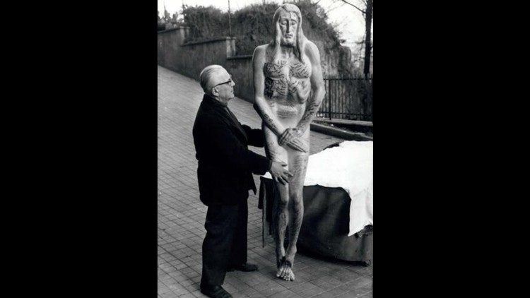 Tělo muže z plátna - socha od Lorenza Ferriho - 70. léta 20. století