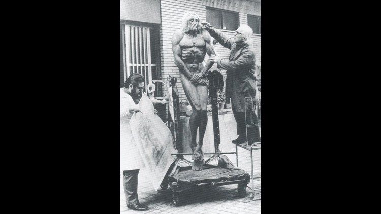 Tělo Muže z rubáše - socha od Lorenza Ferriho - 70. léta 20. století