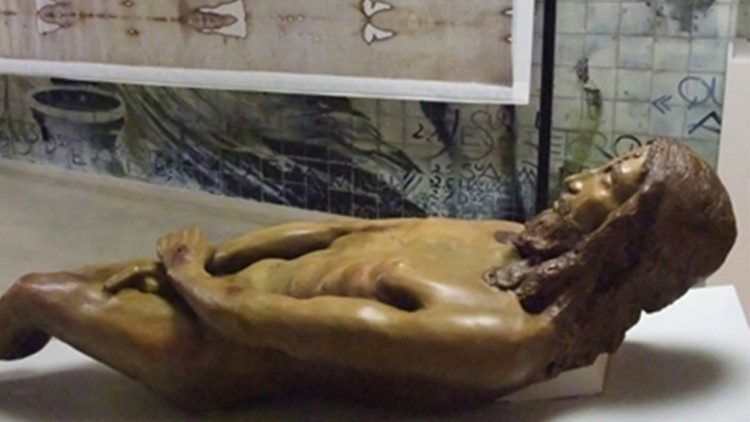 Tělo muže z plátna - socha od Luigiho Matteiho - 2000