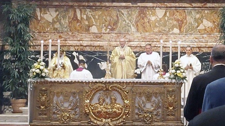 L'Altare della Cattedra di San Pietro Apostolo, e il cardinale Parolin, all'inizio della celebrazione