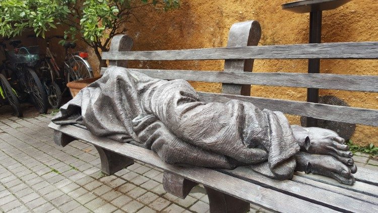 Ježiš bezdomovec - socha T. Schmalza na nádvorí Apoštolskej charity vo Vatikáne (foto Jozef Bartkovjak)
