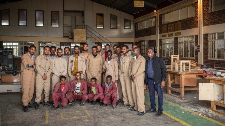 Students and teachers in the carpentry workshop with the director of the Salesian community at the Don Bosco Children Centre in Addis Ababa, Fr Yohannes Menghistu (to the right). Photo copyright: Giovanni Culmone / GSF
