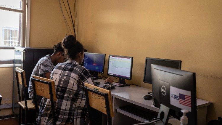 Il laboratorio di informatica del Centro per i rifugiati del Jrs ad Addis Abeba. Foto Giovanni Culmone / Gsf