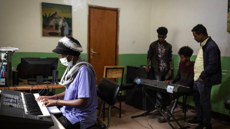L'atelier de musique au centre de réfugiés du JRS (Jesuit Refugee Service) au cœur d'Addis-Abeba. Photo Giovanni Culmone / Gsf